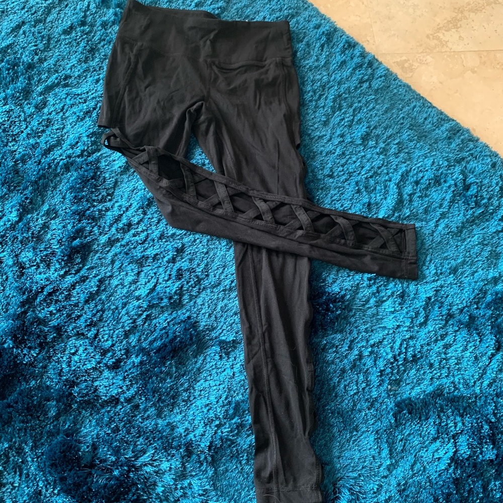 Workout leggings with side design